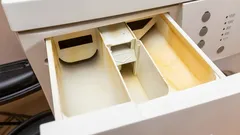 洗濯機の洗剤投入口を掃除し、化学洗剤を使わずに臭いを消す方法