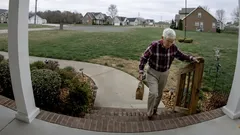 78歳の男性が生活苦から配食の仕事をしていたが、彼が引退できるよう100万ドルの寄付金が集まった